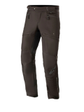 Alpinestars AST-1 V2 Waterproof Pants Long, pantaloni da moto touring neri, dotati di tasche con zip sui fianchi e cinturini regolabili in vita, gambe pre-curvate con pannelli rinforzati sulle ginocchia, logo grigio discreto sullo stinco, robusta struttura in tessuto per uso stradale in ogni condizione climatica