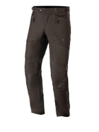 Alpinestars AST-1 V2 Waterproof Pants Long, pantaloni da moto touring neri, dotati di tasche con zip sui fianchi e cinturini regolabili in vita, gambe pre-curvate con pannelli rinforzati sulle ginocchia, logo grigio discreto sullo stinco, robusta struttura in tessuto per uso stradale in ogni condizione climatica