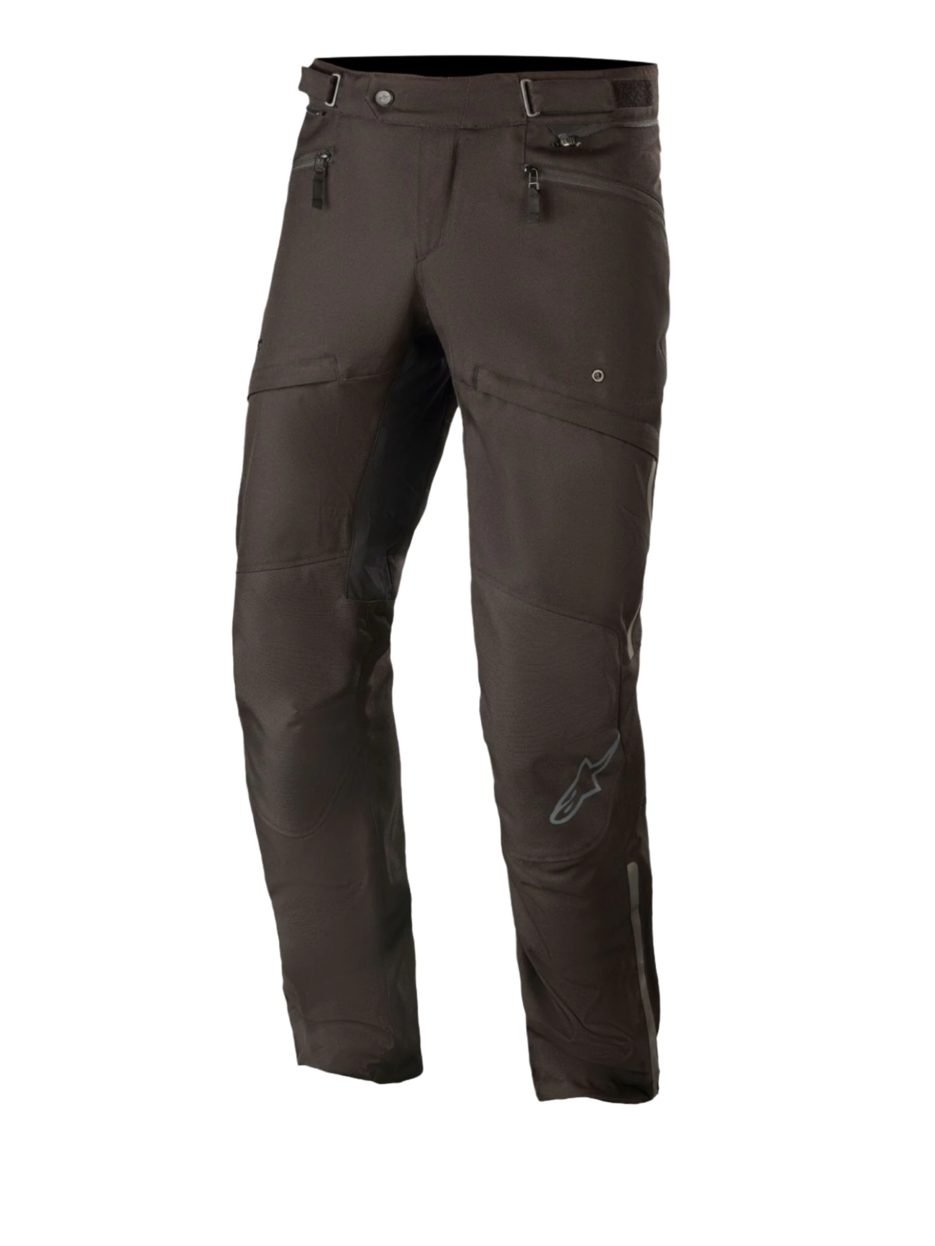 Alpinestars AST-1 V2 Waterproof Pants Long, pantaloni da moto touring neri, dotati di tasche con zip sui fianchi e cinturini regolabili in vita, gambe pre-curvate con pannelli rinforzati sulle ginocchia, logo grigio discreto sullo stinco, robusta struttura in tessuto per uso stradale in ogni condizione climatica