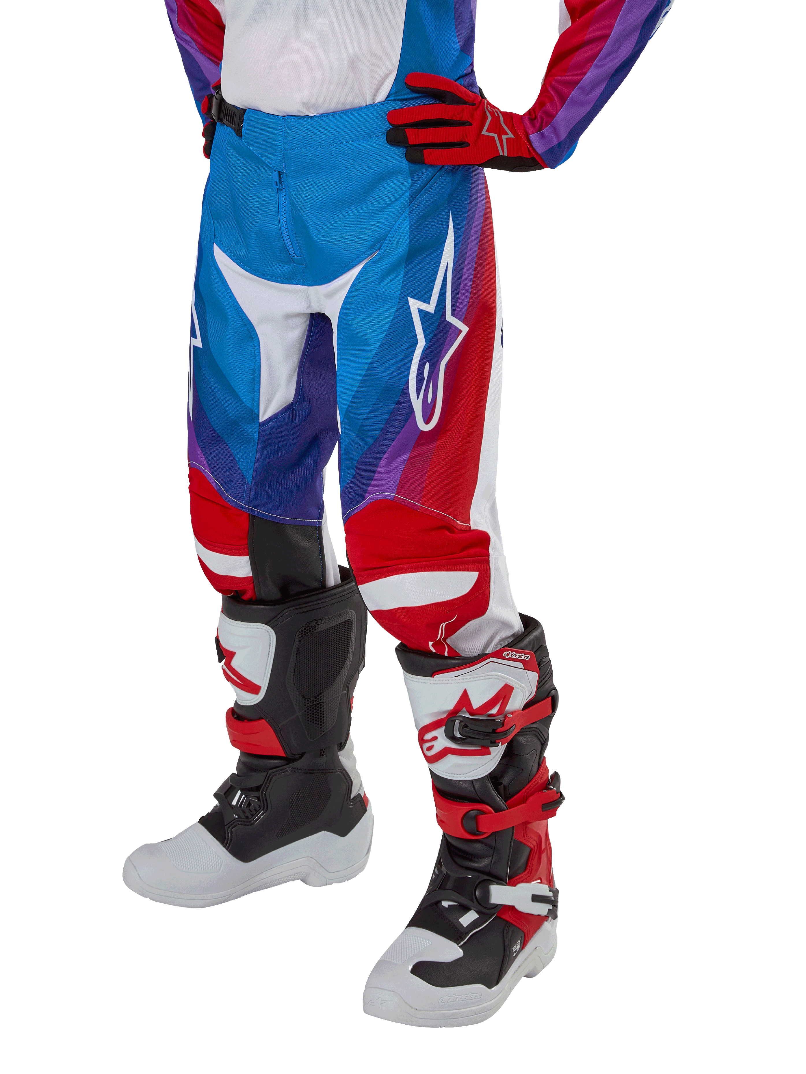 Alpinestars Youth 2024 Racer Pneuma Pants, pantaloni da motocross per ragazzi, blu, rosso e bianco, indossati con guanti e stivali abbinati, logo a stella bianco sulla coscia, design sportivo per fuoristrada