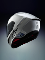 Alpinestars A-Connect Communication System installato su un casco moto Alpinestars S-R7, bianco e nero, con interfono Mesh e centralina Bluetooth con LED di stato blu