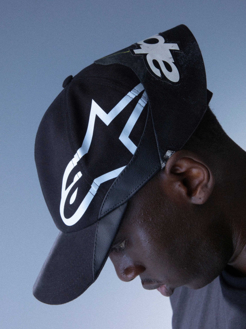 Alpinestars RSRV Resurgence Hat, cappellino nero con logo bianco, cappello streetwear unisex con visiera curva