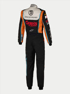 Alpinestars Tech Vision V3 Custom Suit, vista posteriore di una tuta da corsa personalizzata, nera e arancione con parte superiore della schiena bianca, con loghi degli sponsor personalizzati 'Dörr Motorsport' e 'Grapos', dettagli azzurri, abbigliamento da gara professionale certificato FIA/SFI