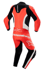Tuta in pelle Alpinestars GP Force Lurv intera, Rosso Fluo, Bianco e Nero, vista posteriore con gobba aerodinamica, pannelli in pelle traforata bianca e logo Alpinestars sulla parte bassa della schiena, tuta professionale da pista con pannelli a fisarmonica.