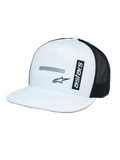 Alpinestars Alter Trucker Hat, bianco e nero, corona bianca strutturata e visiera piatta, pannelli posteriori in mesh nero, marchio 'astars' verticale e stampa logo riflettente, copricapo casual ispirato al motorsport