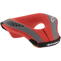Alpinestars Youth Sequence Neck Roll, protezione collo per motocross, rosso e grigio, imbottitura in rete rossa con accenti grigi, cinturino nero, loghi bianchi, protezione ergonomica per giovani piloti