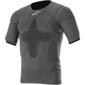 Alpinestars Roost Base Layer Top, maglia tecnica a maniche corte colore grigio antracite, tessuto a costine con motivo geometrico nero, design atletico aderente per motocross e guida off-road